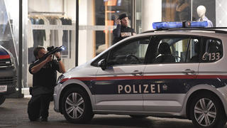 02.11.2020, Österreich, Wien: Ein Polizist hat sein Gewehr im Anschlag und geht hinter einem Polizeiauto in Deckung. Bei den Schüssen in Wien handelt es sich nach den Worten von Österreichs Innenminister augenscheinlich um einen Terroranschlag. Foto: Roland Schlager/APA/dpa +++ dpa-Bildfunk +++