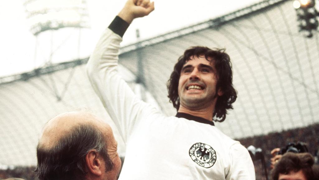 ARCHIV - 07.07.1974, Berlin_Sportarchiv: Der Deutsche Gerd Müller jubelt mit Bundestrainer Helmut Schön (l) über den Sieg im WM-Finale Deutschland gegen die Niederlande bei der Fußball-WM. (zu dpa "Der «Bomber» wird 75: Gerd Müller «kann man nicht ho