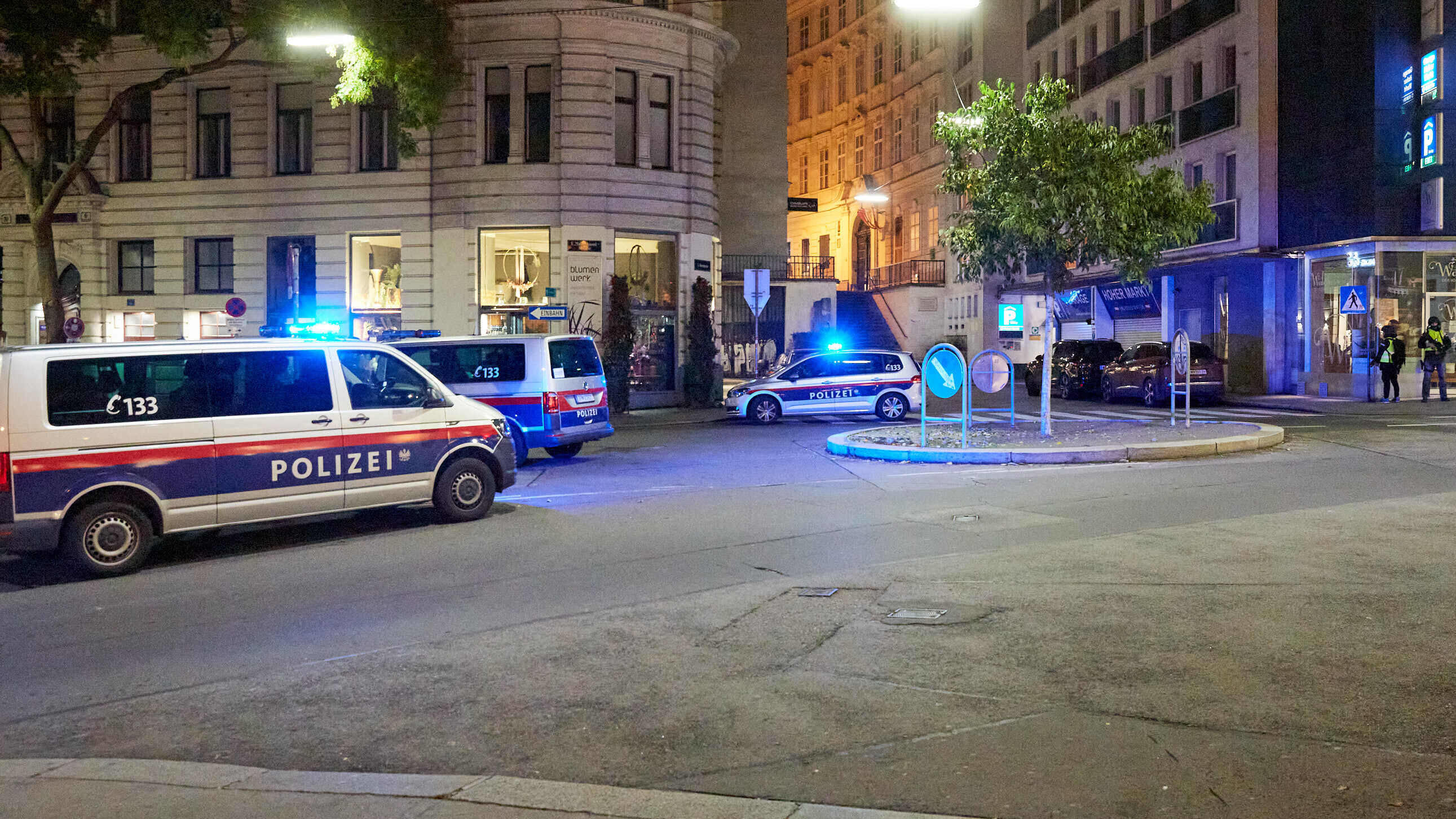  - Wien 02.11.2020 - Heute abend gab es in der Wiener Innenstadt einen Terroranschlag bei dem an mehreren Tatorten zwei Passanten getötet wurden und zumindest 15 Menschen teils schwer verletzt wurden. Einer der mutmaßlich zwei Täter wurde von der Pol