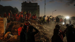 02.11.2020, Türkei, Izmir: Mitglieder des Rettungsdienstes suchen nach Überlebenden in den Trümmern eines eingestürzten Gebäudes. Bei dem schweren Erdbeben vom 30.10.2020 in der Ägäis waren Teile der Westtürkei und auch Griechenlands erschüttert worden. Foto: Darko Bandic/AP/dpa +++ dpa-Bildfunk +++
