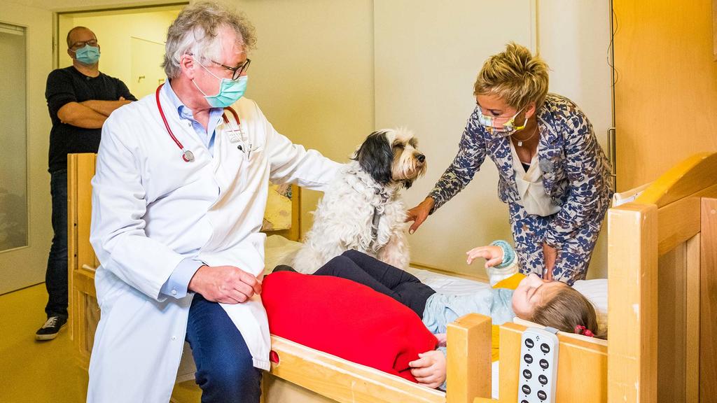 Inka Bause besucht ein schwerst-behindertes Mädchen auf der Kinderpalliativstation in Datteln