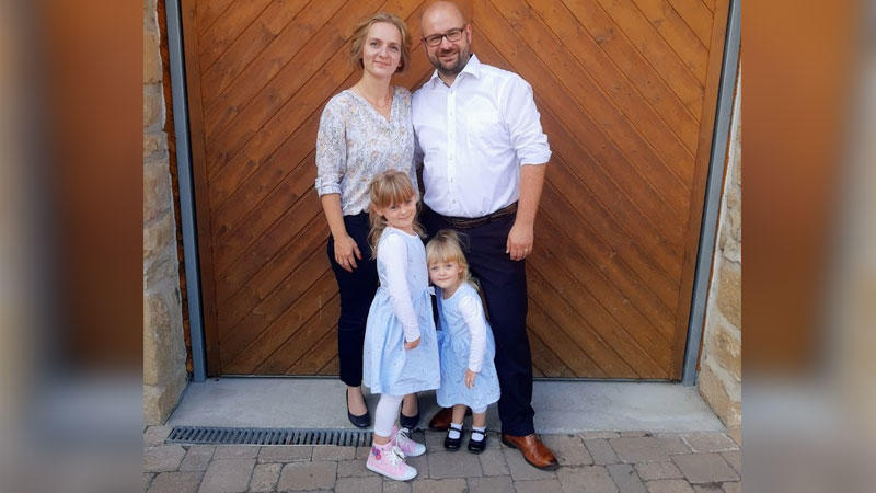 Jennifer und ihr Mann Matthias mit ihren beiden Töchtern. Jennifer freut sich enorm über das Feedback zu ihrer kleinen Aktion.