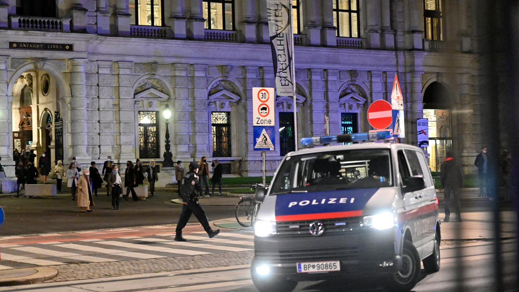 03.11.2020, Österreich, Wien: Besucher verlassen nach einer Vorstellung das Burgtheater am abgesperrten Ring. Bei einem Terrorangriff in der Wiener Innenstadt sind am Abend mehrere Menschen getötet und verletzt worden. Die Attacke von Wien geht nach
