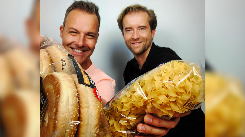 Thorsten Sleegers und Alexander Nicolai mit Brot und Nudeln