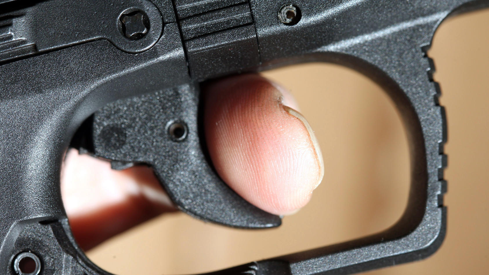 A finger on the trigger of a pistol, pictured on 21.11.2007. Foto: LEHTIKUVA / Martti Kainulainen +++(c) dpa - Report+++