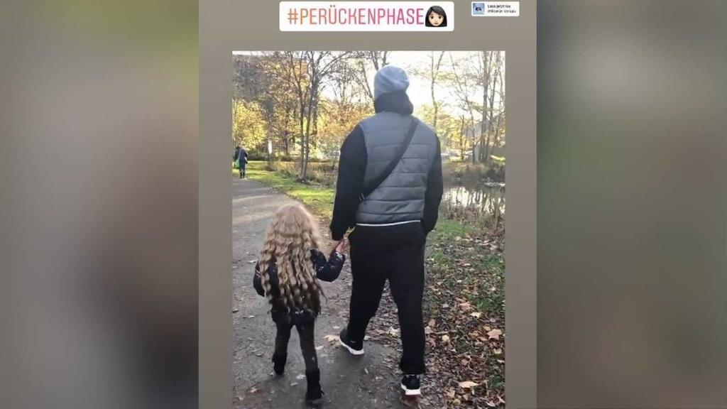Sophia Cordalis trägt beim Spaziergang eine Perücke