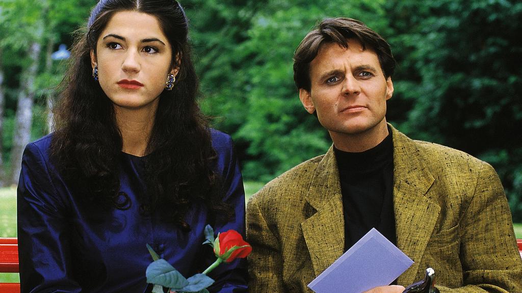 Dr. Gerner (Wolfgang Bahro) und Elionore (Mariella Ahrens) fühlen sich bei ihrem geheimen Treffen im Park beobachtet.