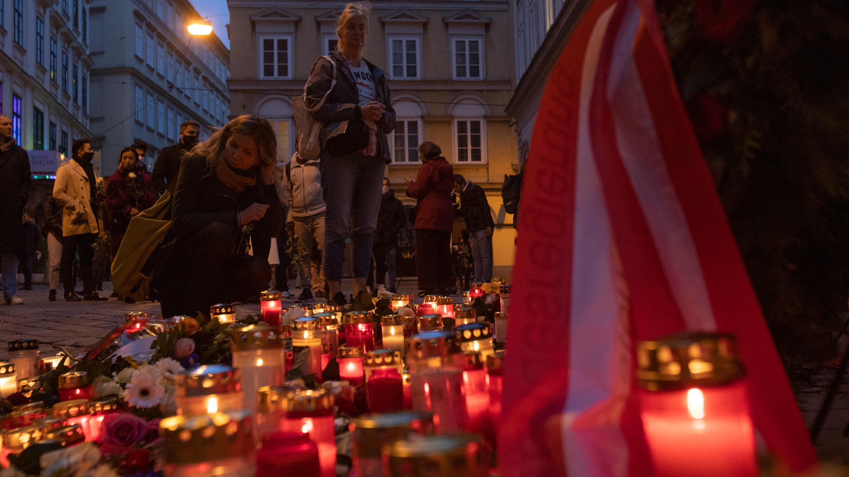  AUSTRIA - VIENNA - TERROR - ATTACK ÖSTERREICH WIEN 20201104 Zwei Frauen stehen an der Gedenkstäte für die Opfer des Terroranschlags von 02. November in der Nähe des Stadtempels in der Innenstadt von Wien am 04. November 2020. Bei dem Anschlag sind v