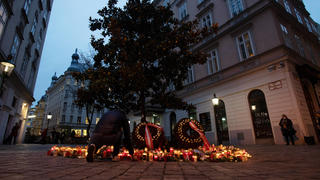  AUSTRIA - VIENNA - TERROR - ATTACK ÖSTERREICH WIEN 20201104 Brennende Kerze und niedergelegte Kränze an der Gedenkstäte für die Opfer des Terroranschlags von 02. November in der Nähe des Stadtempels in der Innenstadt von Wien am 04. November 2020. Bei dem Anschlag sind vier Menschen ums Leben gekommen, der Täter ist von der Polizei erschossen worden. /// AUSTRIA VIENNA 20201104 Burning candle and laid wreaths at the memorial for the victims of the November 2nd terrorist attack near the city temple in downtown Vienna on November 04, 2020. Four people were killed in the attack, the perpetrator was shot by the police *** AUSTRIA VIENNA TERROR ATTACK AUSTRIA VIENNA 20201104 Burning candle and laid wreaths at the memorial for the v PUBLICATIONxNOTxINxAUT