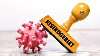  FOTOMONTAGE, Coronavirus und Stempel mit der Aufschrift Risikogebiet *** PHOTOMONTAGE, coronavirus and stamp indicating risk area