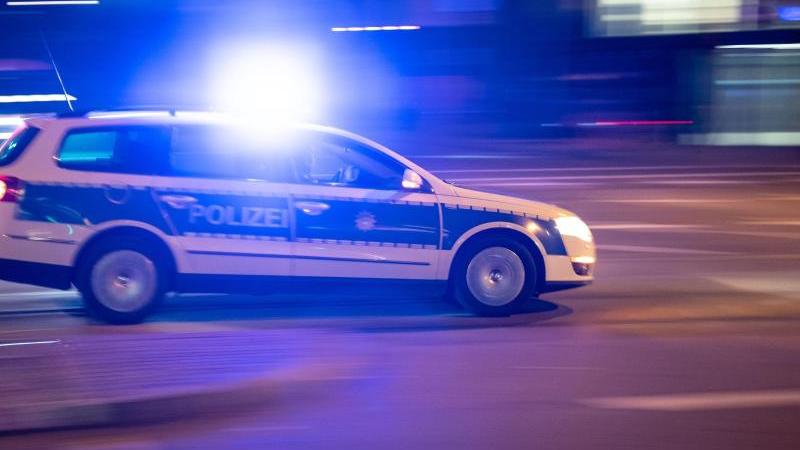 Ein Streifenwagen fährt durch die Innenstadt