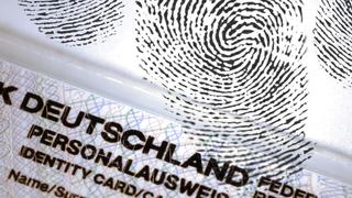 Deutscher Personalausweis und Fingerabdruck, Speicherung biometrischer Daten.