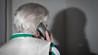 Eine alte Dame am Telefon.a Old Lady at Phone