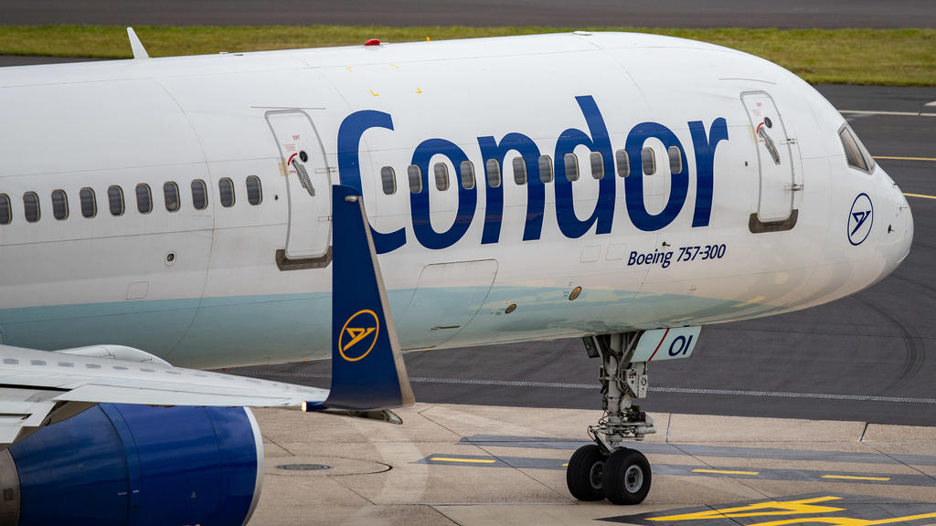ARCHIV - 25.09.2019, Nordrhein-Westfalen, Düsseldorf: Eine Boeing 757-300 der Fluggesellschaft Condor rollt über das Vorfeld des Flughafens. (zu dpa "Gläubiger entscheiden über Ferienflieger Condor") Foto: Marcel Kusch/dpa +++ dpa-Bildfunk +++