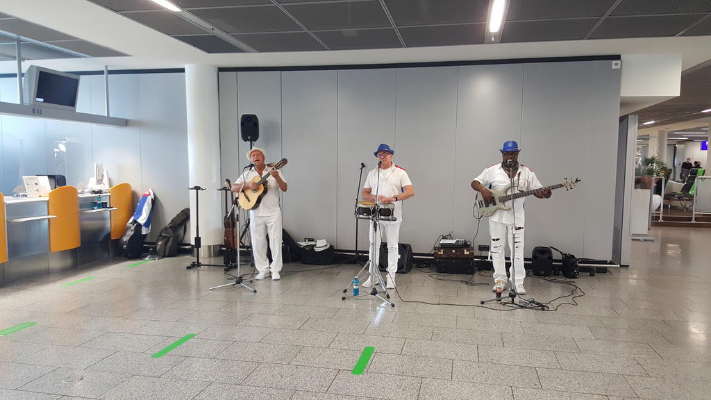 Drei Männer spielen Musik am Gate