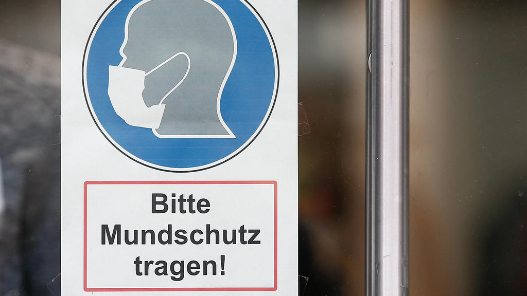 03.11.2020, xtgx, Symbolfotos Lockdown und Maskenpflicht in Wolfsburg. Hinweis, Hinweisschild, Maskenpflicht, Maske, Mundschutz Wolfsburg *** 03 11 2020, xtgx, Symbol Photos Lockdown and compulsory mask in Wolfsburg Notice, sign, compulsory mask, ma