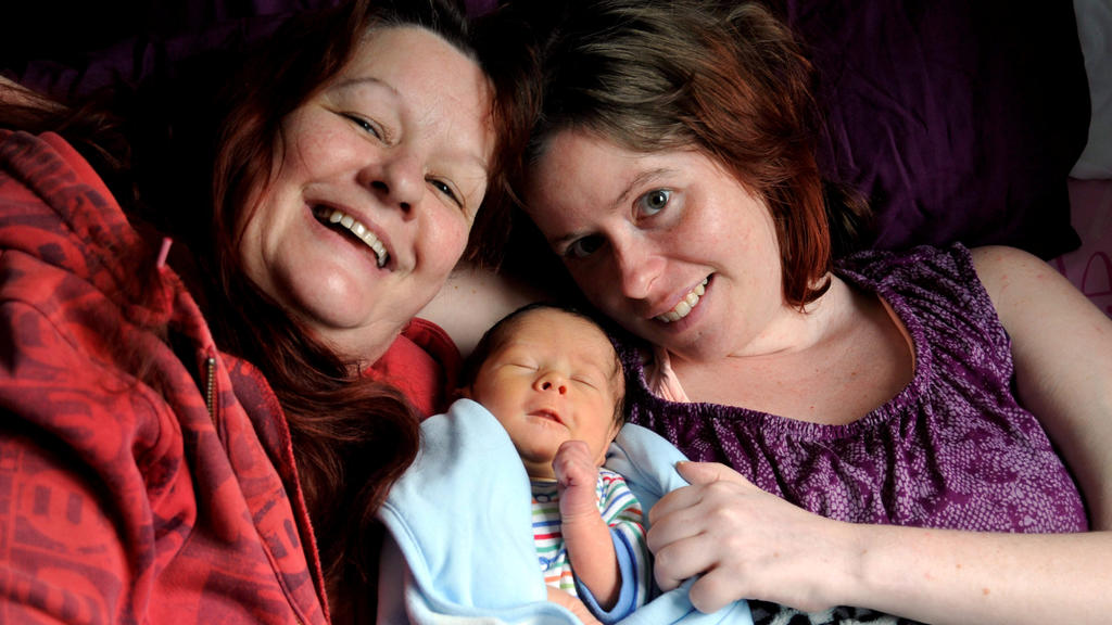 Gemma Holmes (rechts) mit Sohn Rueben und ihrer Mutter Julie Brown (links)