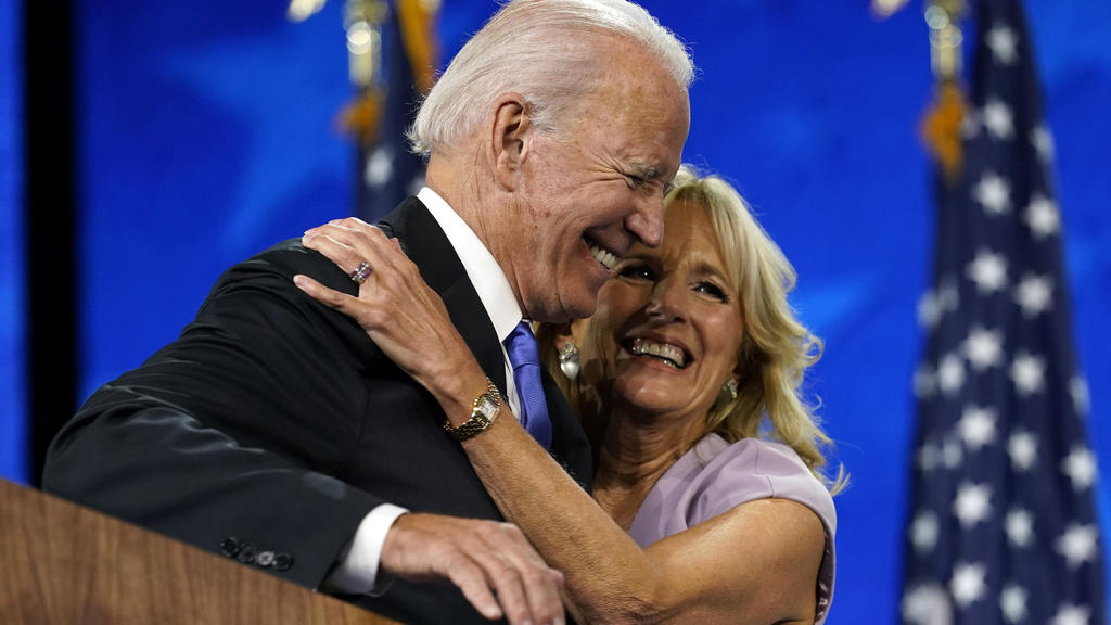 ARCHIV - 21.08.2020, USA, Wilmington: Der dmokratische Präsidentschaftskandidat Ex-Vizepräsident Joe Biden umarmt seine Frau Jill Biden nach seiner Rede am vierten Tag der Demokratischen Nationalversammlung im Chase Center in Wilmington, Del. (zu "AP