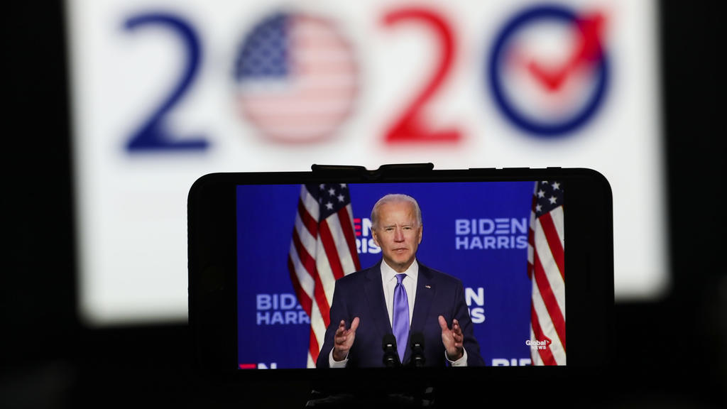 07.11.2020, USA, New York: Ein Smartphone zeigt den Live-Stream des demokratischen Präsidentschaftskandidaten Joe Biden bei einer Rede in Wilmington, Delaware. Foto: Wang Ying/XinHua/dpa +++ dpa-Bildfunk +++