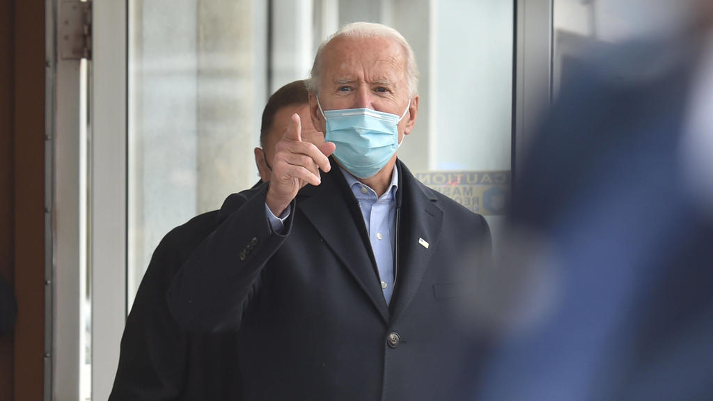  November 3, 2020, Scranton, United States: Joe Biden points to supporters at a stop in Scranton on Tuesday. .Joe Biden visits the Union hall in Scranton Pa. on election day. Scranton United States - ZUMAs197 20201103_zaa_s197_100 Copyright: xAimeexD
