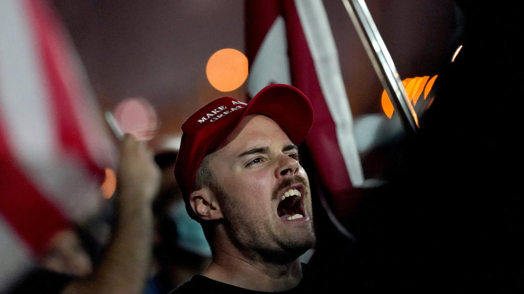 04.11.2020, USA, Phoenix: Anhänger von US-Präsident Trump demonstrieren vor dem Maricopa County Recorders Office. Foto: Matt York/AP/dpa +++ dpa-Bildfunk +++