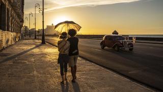 dpatopbilder - 31.08.2020, Kuba, Havanna: Ein Paar spaziert bei Sonnenuntergang an der Uferstraße Malecon entlang. Foto: Ramon Espinosa/AP/dpa +++ dpa-Bildfunk +++