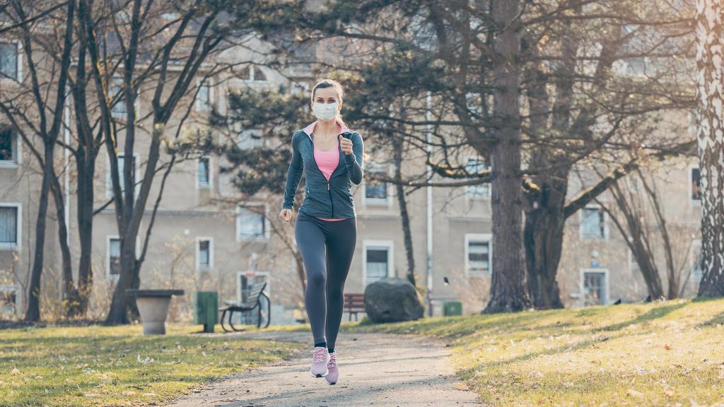 Woman jogging down a path boosting her immune system for covid-19 Copyright: xKzenonx Panthermedia28213966 ,model released, Symbolfoto