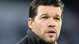 ARCHIV - 20.12.2017, Bayern, München: Fußball: DFB-Pokal, Bayern München - Borussia Dortmund, Achtelfinale, Allianz Arena. Der frühere Fußball-Profi Michael Ballack steht vor Spielbeginn in der Arena. (Zu dpa "Fünf Neue für die Hall of Fame: «Große deutsche Fußballmomente»") Foto: picture alliance / Tobias Hase/dpa +++ dpa-Bildfunk +++
