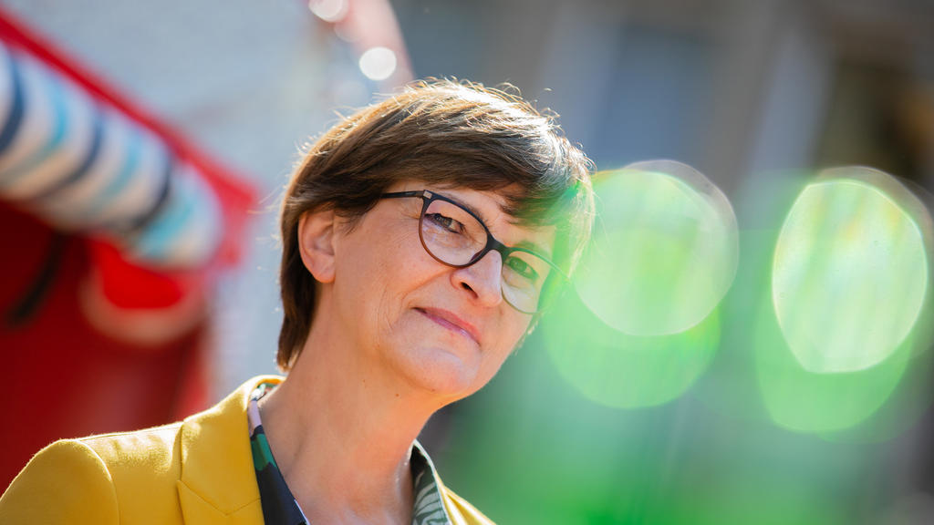 ARCHIV - 02.09.2020, Nordrhein-Westfalen, Neuss: Saskia Esken, Parteivorsitzende der SPD, steht bei der Sommerreise der SPD-Spitze bei einer Wahlkampfveranstaltung in der Innenstadt. Esken hält eine «Kooperationsregierung» nach der Bundestagswahl für