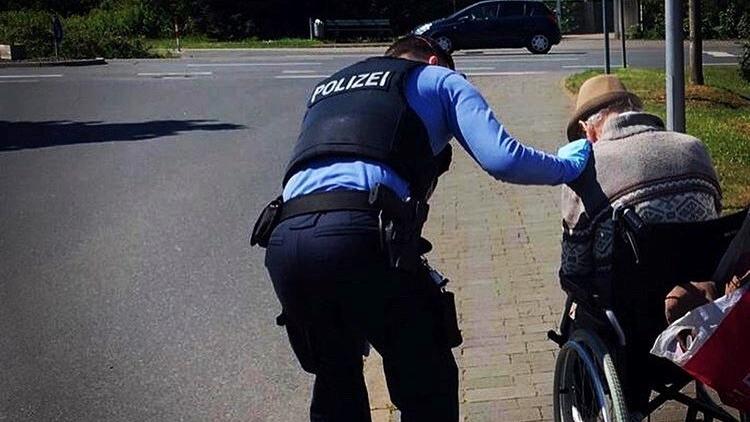 Polizist hilft Rollstuhlfahrer