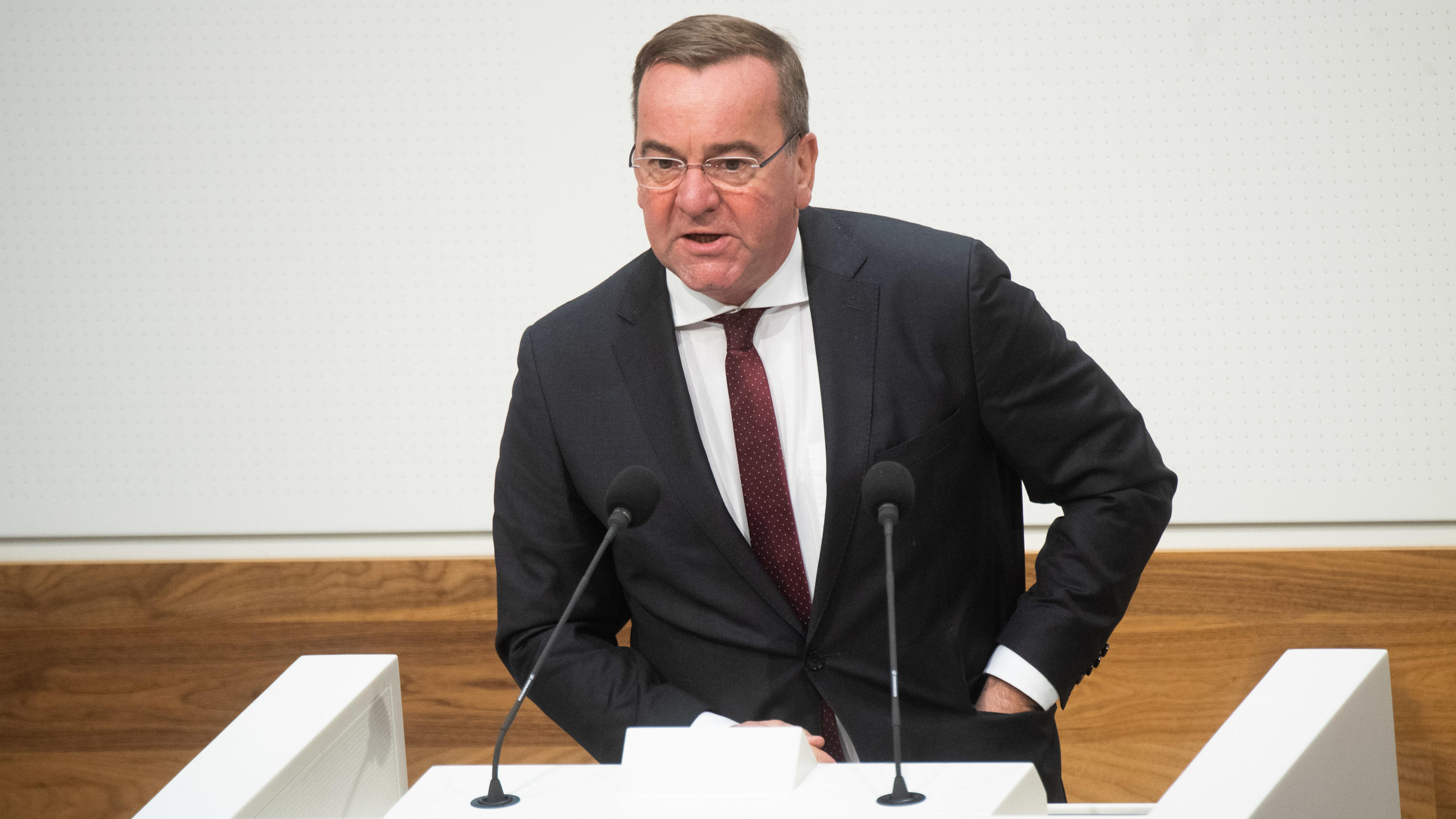Niedersachsens Innenminister Boris Pistorius (SPD) will offenbar mehr gefährdete Menschen aus Afghanistan aufnehmen. Die Entscheidung trifft die Bundesregierung.