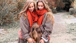 Die Zwillingsschwestern Lara und Nina mit Tochter "Püppi".