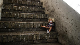  liegengelassene puppe auf einer treppe. symbolfoto zum thema kindesmissbrauch liegengelassene puppe auf einer treppe. symbolfoto zum thema kindesmissbrauch *** left doll on a staircase photo about child abuse left doll on a staircase photo about child abuse
