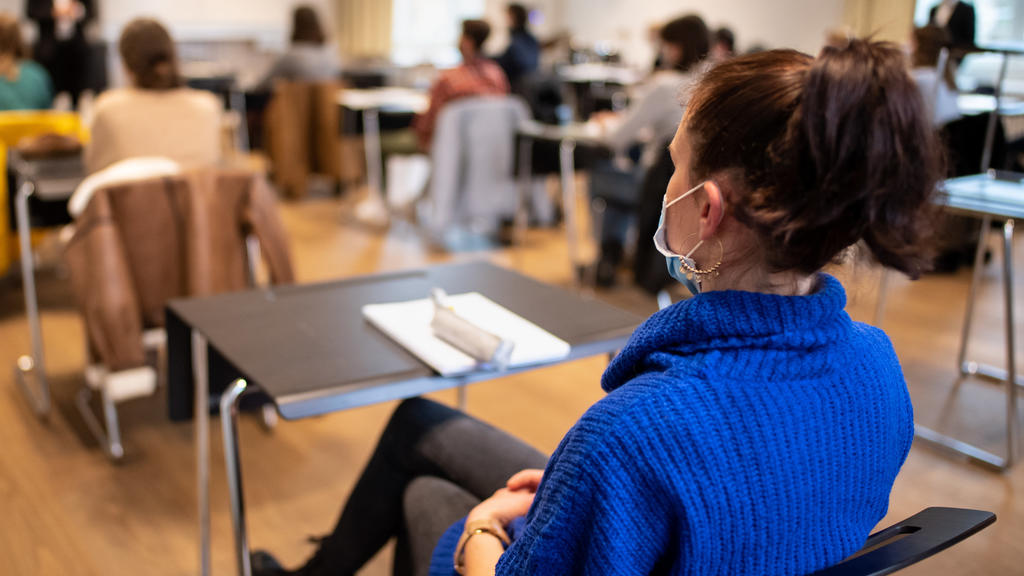 Schüler nehmen mit Mund-Nasen-Schutz am Unterricht teil