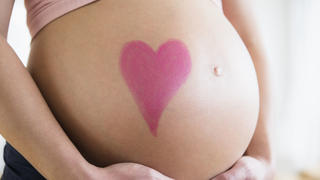 Mid section of pregnant woman with drawing of heart on belly, Schwangerschaft Keine Weitergabe an Drittverwerter.