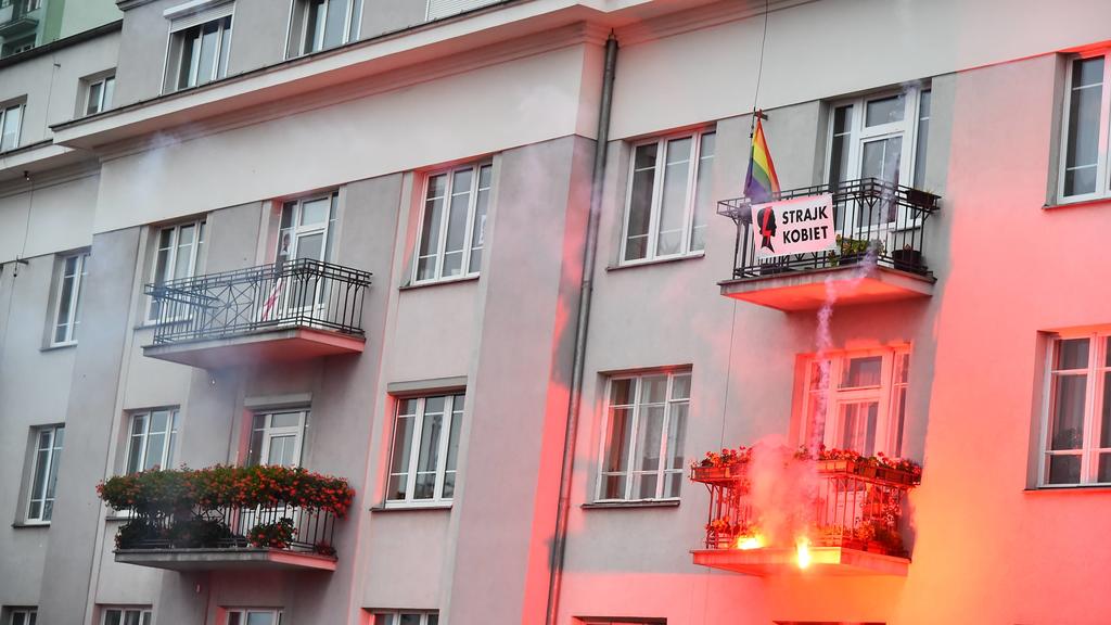 Warschau, Rechte Demo am Unabhängigkeitstag - Wohnung mit Regenbogenfahne mit Raketen beschossen Poland s Independence Day - Independence March 2020 under the slogan Our civilization. Our principles Poland s Independence Day - Independence March 2020