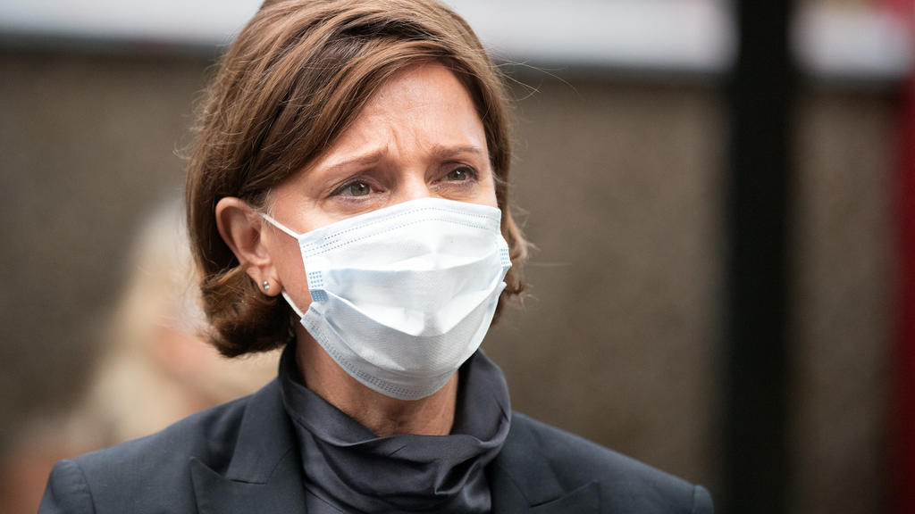 ARCHIV - 19.05.2020, Nordrhein-Westfalen, Düsseldorf: Yvonne Gebauer (FDP), Schulministerin von Nordrhein-Westfalen, trägt einen Nasen-Mundschutz bei ihrem Besuch der Realschule Benzenberg. (zu dpa «Politiker-Appell an Regierung: Klassenteilung erlau