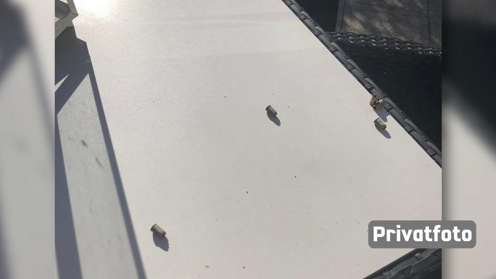 Patronenhülsen auf Terrassentisch