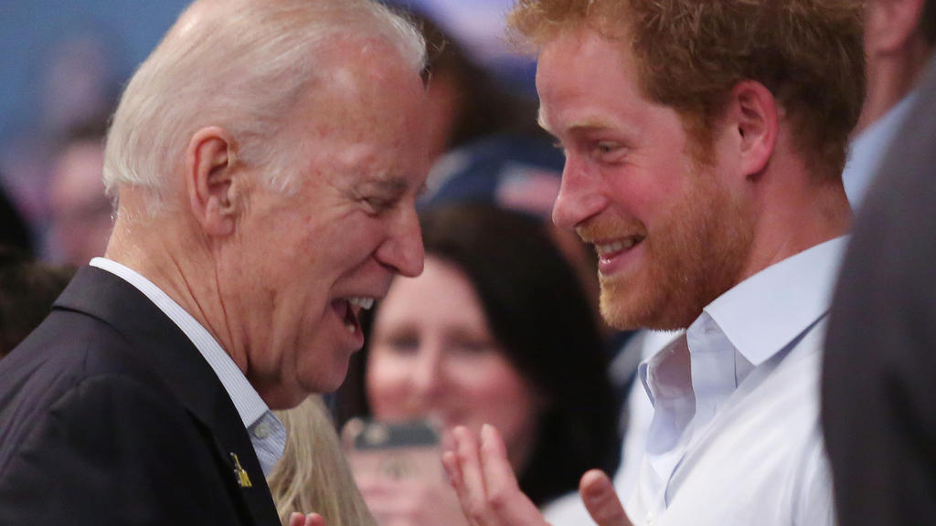 Joe Biden und Prinz Harry scheinen sich prächtig zu verstehen.