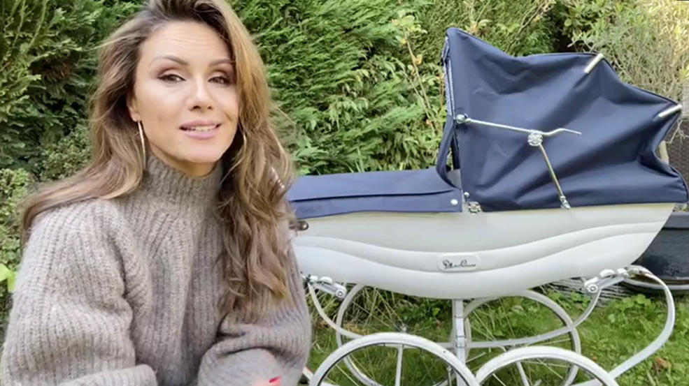 RTL-Moderatorin Nazan Eckes mit Kinderwagen.