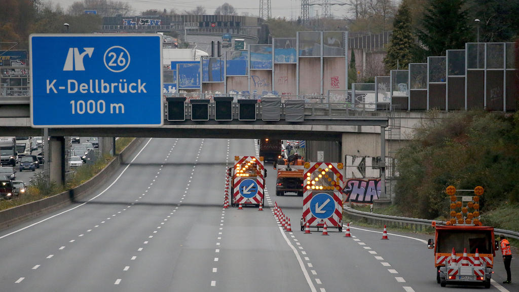 13.11.2020, Nordrhein-Westfalen, Köln: Absperrfahrzeuge stehen nach einem tödlichen Unfall auf der Autobahn 3 (A3) an der Anschlussstelle Köln-Dellbrück und sperren die beiden rechten Fahrbahnen ab. (zu dpa «Betonteil kracht auf Autobahn auf Wagen -