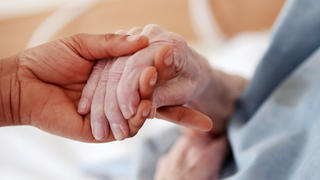 SYMBOLBILD - 14.06.2011, ---: ILLUSTRATION - Eine Pflegerin hält einem Altenheim die Hand einer Bewohnerin. (zu dpa: «Weitere Corona-Ausbrüche in Seniorenheimen») Foto: Oliver Berg/dpa +++ dpa-Bildfunk +++