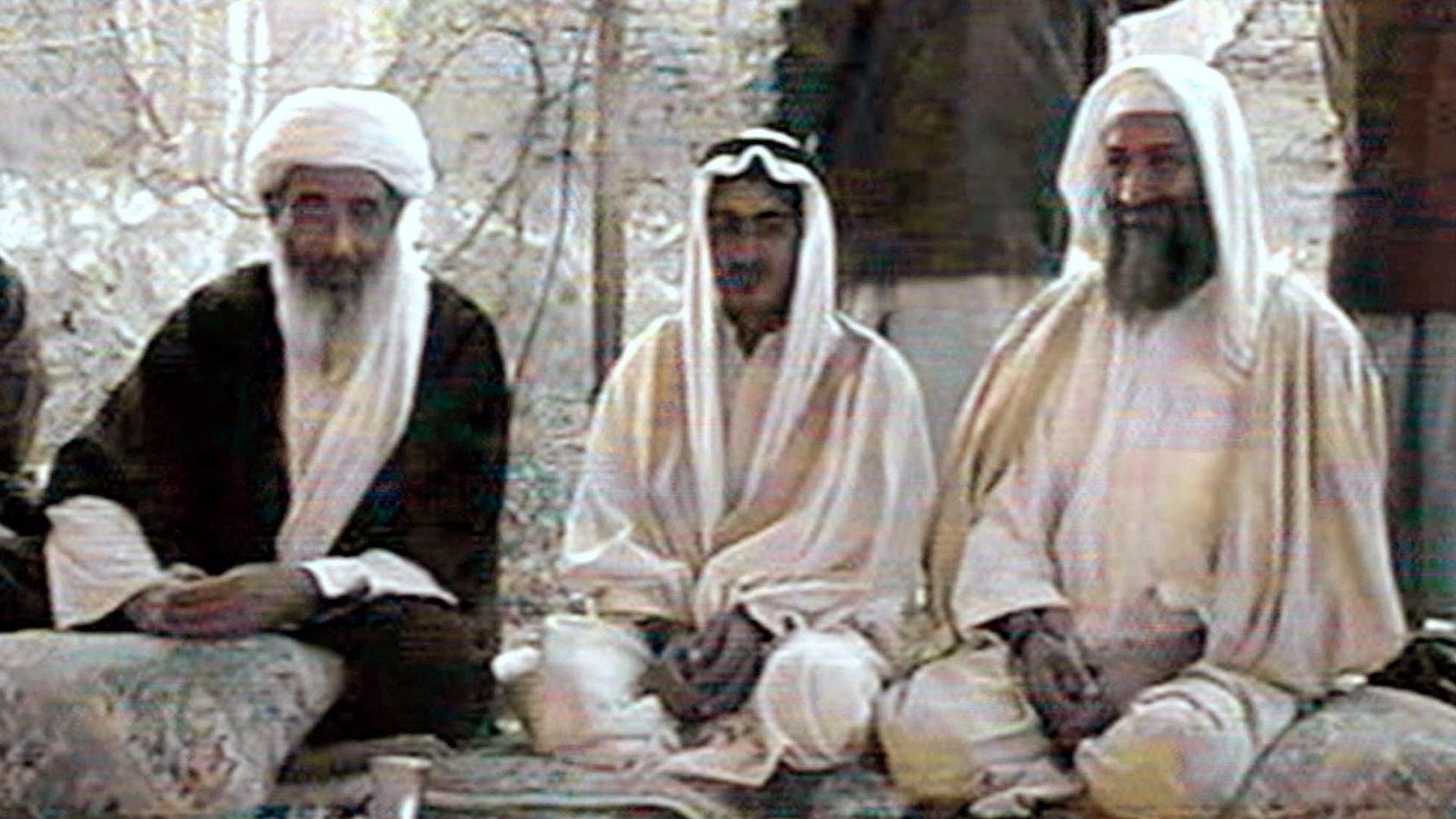 Abu Mohammed al-Masri (l.) an der Seite des von US-Spezialeinsatzkräften getöteten Al-Kaida-Chefs Osama Bin Laden (r.).