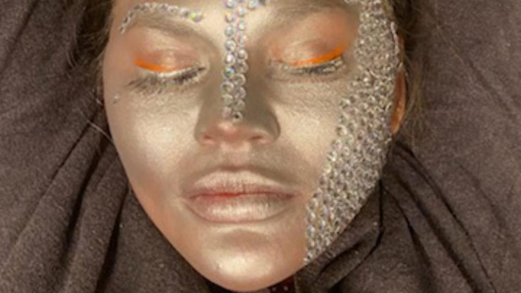 Chrissy Teigen präsentiert das Endergebnis der Schminkaktion.