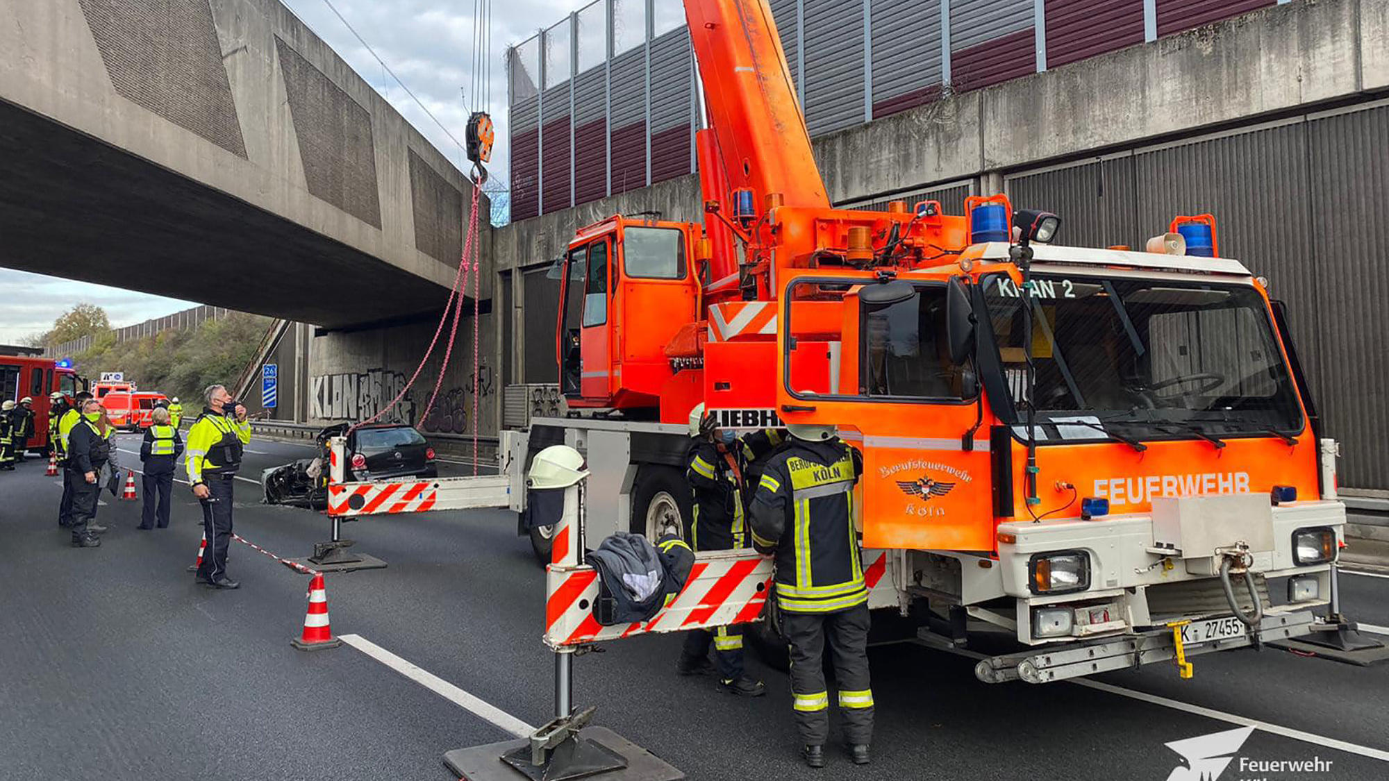 HANDOUT - 13.11.2020, Nordrhein-Westfalen, Köln: Ein Kran der Feuerwehr Köln steht an einer Unfallstelle auf der Autobahn 3 (A3), an der ein Betonteil einer Lärmschutzwand auf einen Pkw gestürzt war. Eine große Betonplatte einer Lärmschutzwand ist au