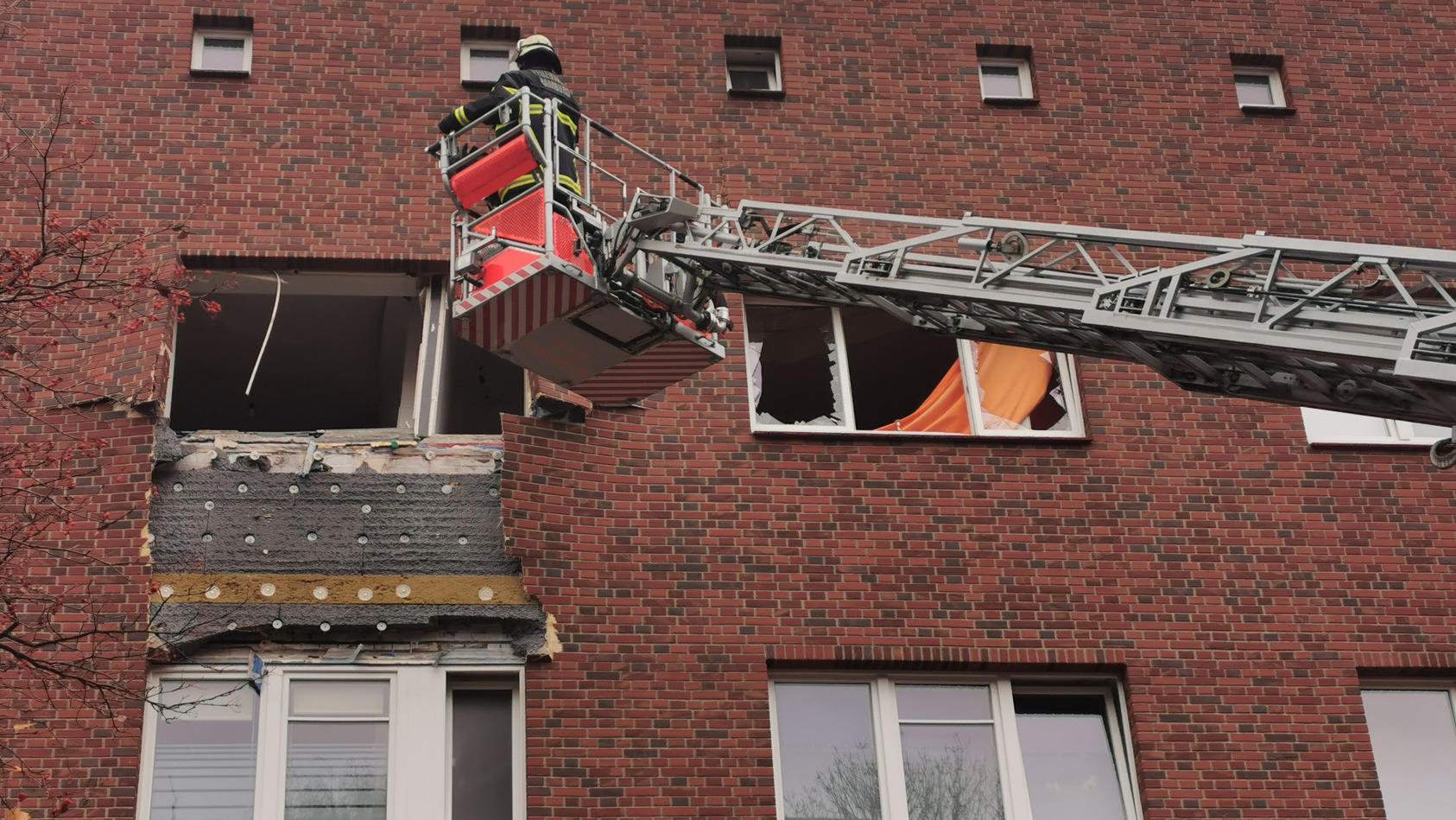 16.11.2020, Hamburg: Einsatzkräfte der Feuerwehr begutachten nach einer Explosion eine Wohnung in einem Mehrfamilienhaus im Hamburger Stadtteil Barmbek-Nord. Bei der Explosion sei ein Mensch verletzt worden, sagte ein Feuerwehrsprecher. Die Fenster d