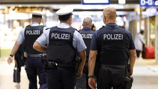 Ordnungsämter, Bundespolizei, die Bahn und die Verkehrsunternehmen kontrollieren mit einer landesweiten Großaktion die Einhaltung der Maskenpflicht im Busverkehr und Bahnverkehr - im Bild die Schwerpunktkontrolle am Kölner Hauptbahnhof. Köln, 24.08.2020 *** Public order offices, federal police, the railways and transport companies control the compliance with the mask obligation in bus and train traffic with a nationwide large-scale action the focus control at Cologne central station, 24 08 2020 Foto:xC.xHardtx/xFuturexImage