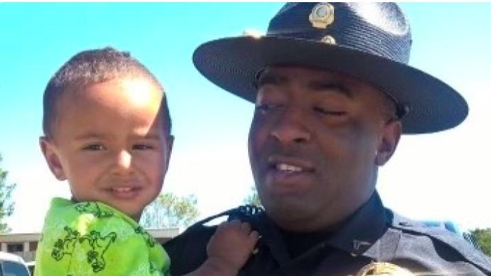 Polizist Anthony Louie aus Oklahoma City rettete Frau und Kinder aus einem brennenden Haus.