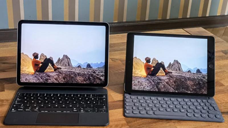 Das neue iPad Air 4 (l.) und das iPad 8 mit den passenden Tastaturen von Apple. Foto: Christoph Dernbach/dpa-tmn