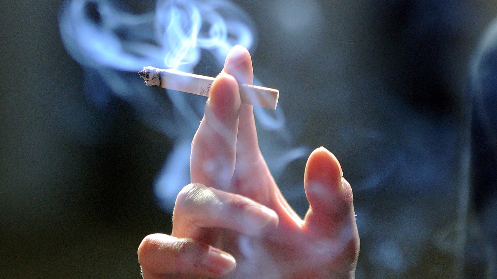 Studie aus Regensburg: Leiden Raucher weniger stark unter Corona-Symptomen?